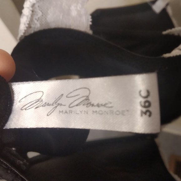 Marilyn Monroe Lace Front-Closure Cross-back Bra - Picture 5 of 6